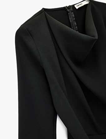 Uzun Kollu Degaje Yaka Metal Aksesuarlı Büzgülü Asimetrik Bluz