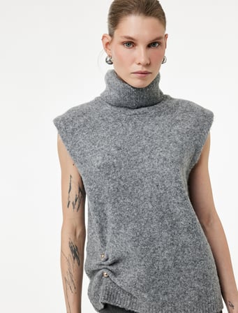 Koton X Sibil Çetinkaya - Aksesuar Detaylı Balıkçı Yaka Oversize Süveter