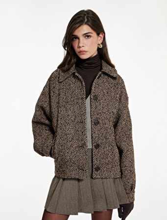 Koton X Melis Ağazat - Kısa Kaban Uzun Kollu Cepli Düğmeli Desenli