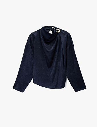 Metal Aksesuarlı Asimetrik Yaka Uzun Kollu Dokulu Saten Bluz