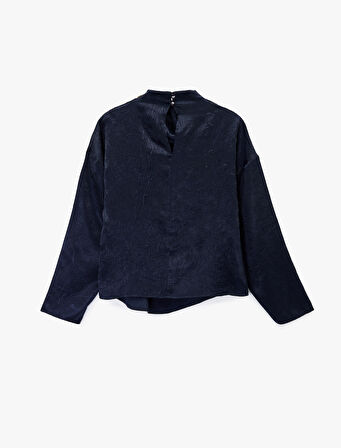 Metal Aksesuarlı Asimetrik Yaka Uzun Kollu Dokulu Saten Bluz