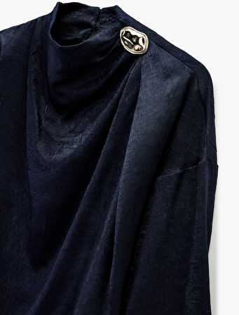 Metal Aksesuarlı Asimetrik Yaka Uzun Kollu Dokulu Saten Bluz