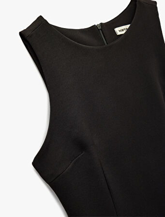 Asimetrik Kesim Aksesuar Detaylı Bisiklet Yaka Kolsuz Bluz