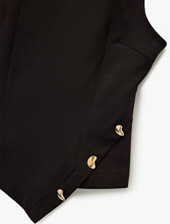 Asimetrik Kesim Aksesuar Detaylı Bisiklet Yaka Kolsuz Bluz