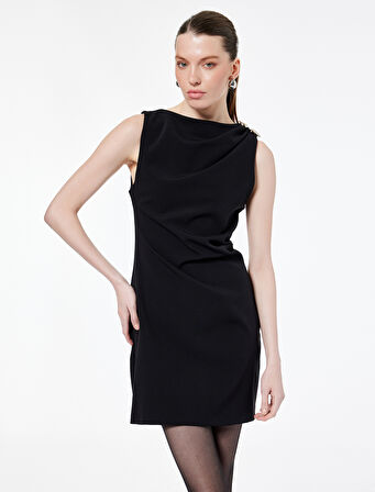 Aksesuar Detaylı Kolsuz Yuvarlak Kayık Yaka Mini Elbise