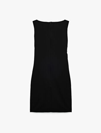 Aksesuar Detaylı Kolsuz Yuvarlak Kayık Yaka Mini Elbise