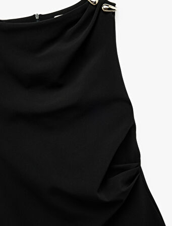 Aksesuar Detaylı Kolsuz Yuvarlak Kayık Yaka Mini Elbise