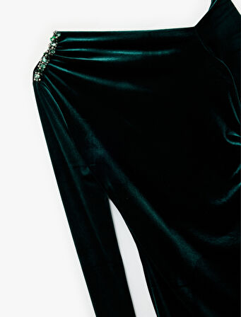  Slim Fit Uzun Kollu Asimetrik Yaka Taşlı Mini Kadife Elbise