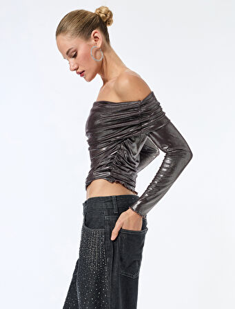 Uzun Kollu Drapeli Metalik Parlak Omzu Açık Bluz