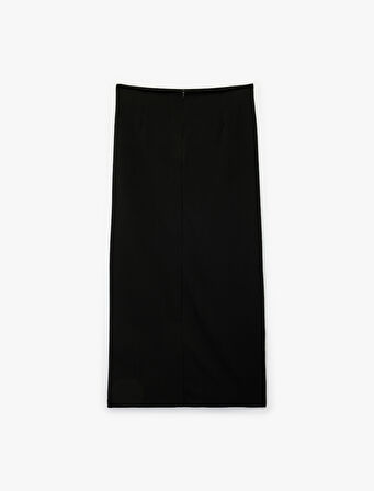 Krep Kumaş Aksesuar Detaylı Yırtmaçlı Kruvaze Midi Etek