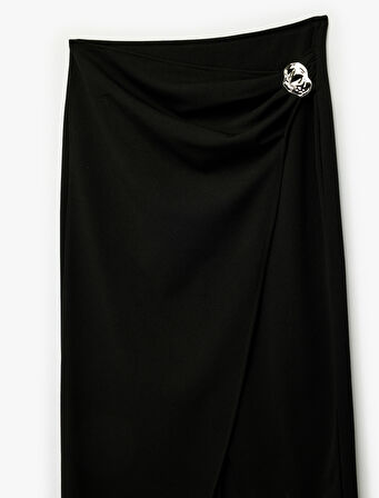 Krep Kumaş Aksesuar Detaylı Yırtmaçlı Kruvaze Midi Etek