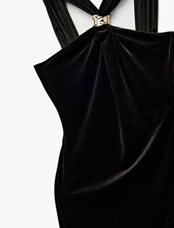 Kolsuz Halter Yaka Metal Aksesuarlı Uzun Kadife Elbise