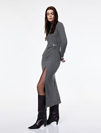 Koton X Şahika Ercümen - Dik Yaka Uzun Kollu Metal Aksesuarlı Yırtmaçlı Midi Kalem Elbise