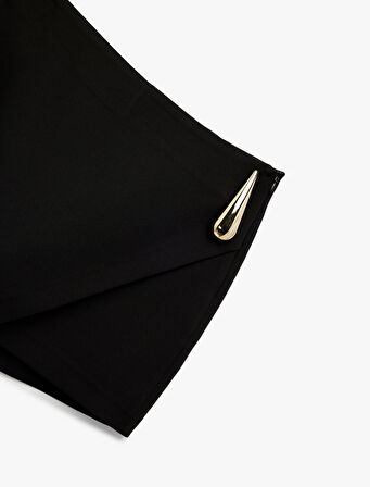 Aksesuar Detaylı Kruvaze Mini Şort Etek