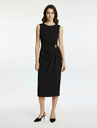 Bisiklet Yaka Yırtmaçlı Kolsuz Aksesuar Detaylı Midi Boy Kalem Elbise