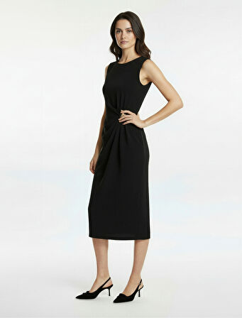 Bisiklet Yaka Yırtmaçlı Kolsuz Aksesuar Detaylı Midi Boy Kalem Elbise