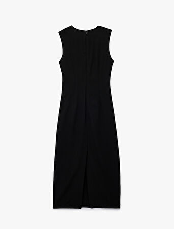 Bisiklet Yaka Yırtmaçlı Kolsuz Aksesuar Detaylı Midi Boy Kalem Elbise