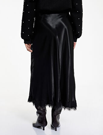 Slim Fit Dantel Detaylı Uzun Saten Etek