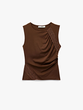 Slim Fit Kayık Yuvarlak Yaka Dantel Detaylı Kolsuz Bluz