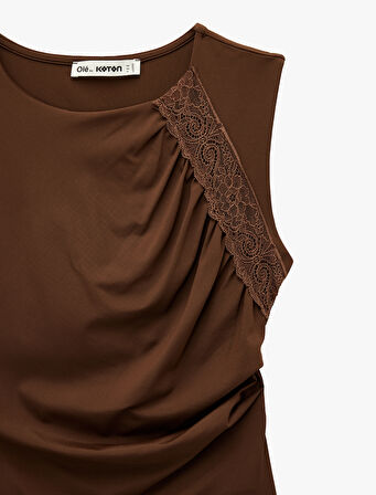 Slim Fit Kayık Yuvarlak Yaka Dantel Detaylı Kolsuz Bluz