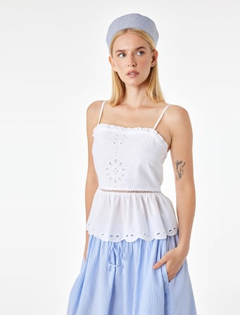 Pamuklu Dantel Detaylı Brodeli Fistolu Fırfırlı Askılı Crop Bluz