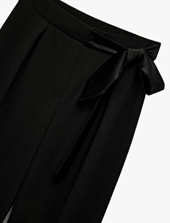 Bağlamalı Saten Fiyonk Detaylı Geniş Paça Kumaş Pantolon