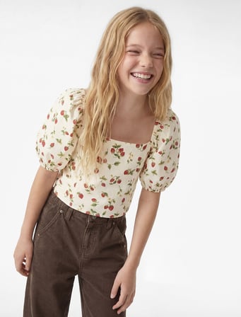 Keten Viskon Karışımlı Gipeli Slim Fit Poplin Kare Yaka Crop Balon Kollu Çilek Desenli Bluz