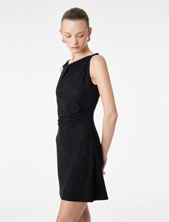 Slim Fit Kayık Yuvarlak Yaka Askılı Suni Süet Mini Elbise