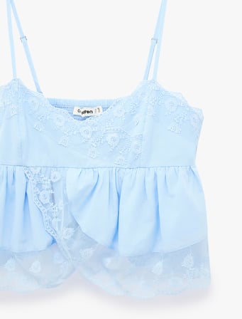 Pamuklu Kruvaze Yaka Kolsuz Dantel Detaylı Crop Top