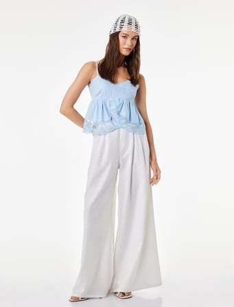 Pamuklu Kruvaze Yaka Kolsuz Dantel Detaylı Crop Top
