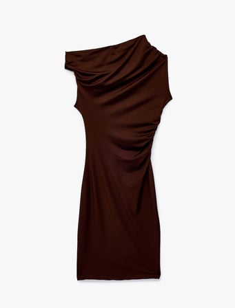 Kolsuz Slim Fit Kayık Asimetrik Yaka Omzu Açık Mini Elbise
