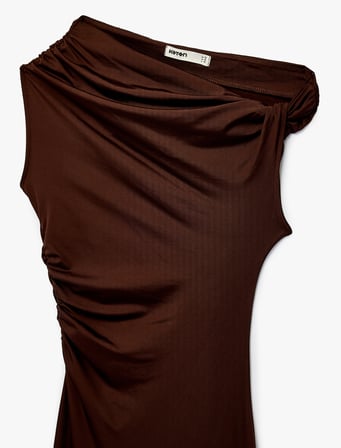Kolsuz Slim Fit Kayık Asimetrik Yaka Omzu Açık Mini Elbise
