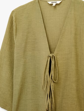 Keten Karışımlı Uzun Geniş Kollu Önden Bağlamalı Fiyonk Detaylı Kısa Kimono Bluz