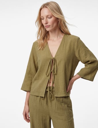 Keten Karışımlı Uzun Geniş Kollu Önden Bağlamalı Fiyonk Detaylı Kısa Kimono Bluz