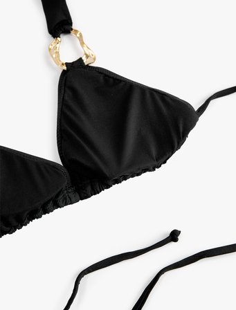 Boyundan Bağlamalı Halter Yaka Aksesuarlı Üçgen Bikini Üstü