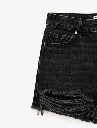 Yıpratma Detaylı Pamuklu Cepli Düğmeli Mini Denim Şort