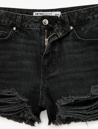 Yıpratma Detaylı Pamuklu Cepli Düğmeli Mini Denim Şort