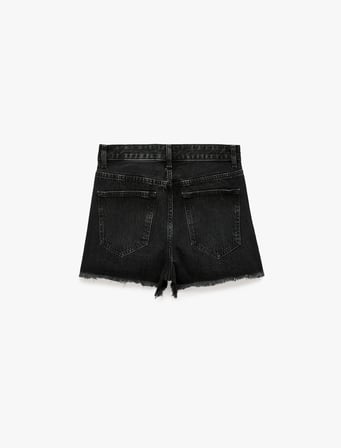 Yıpratma Detaylı Pamuklu Cepli Düğmeli Mini Denim Şort