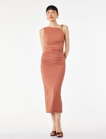Metal Aksesuarlı Kayık Yaka Kolsuz Slim Fit Drapeli Midi Abiye Elbise