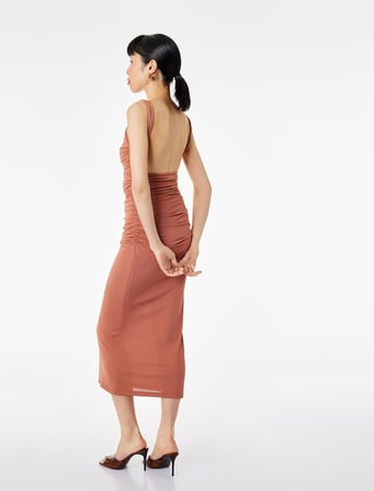 Metal Aksesuarlı Kayık Yaka Kolsuz Slim Fit Drapeli Midi Abiye Elbise
