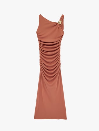 Metal Aksesuarlı Kayık Yaka Kolsuz Slim Fit Drapeli Midi Abiye Elbise