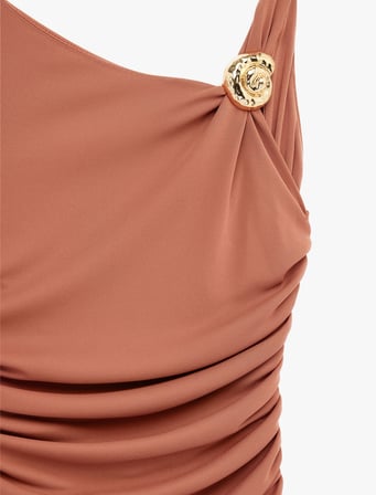 Metal Aksesuarlı Kayık Yaka Kolsuz Slim Fit Drapeli Midi Abiye Elbise