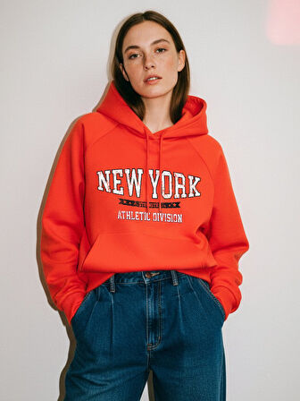 Uzun Kollu Slogan Baskılı Kapüşonlu Kırmızı Sweatshırt