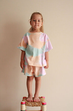 Batik Desenli Kalp Nakışlı Şortlu Takım