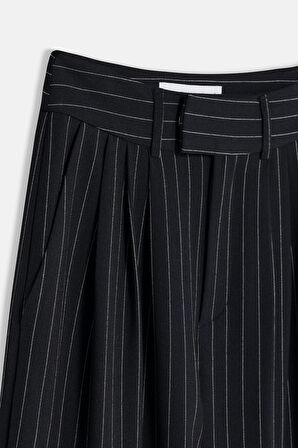 Kadın Lacivert Çizgili Üç Pileli Pantolon