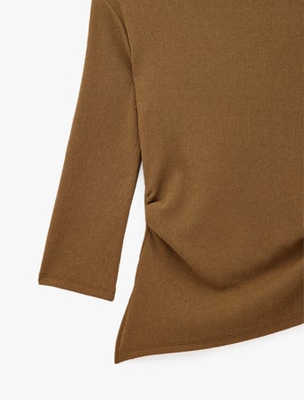 Krep Kumaş Slim Fit Drape Detaylı Asimetrik Kesim Yuvarlak Kayık Yaka Tişört
