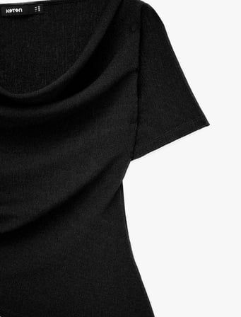 Krep Kumaş Slim Fit Kısa Kollu Degaje Yaka Asimetrik Tişört