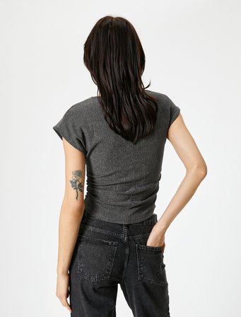 Bürümcük Kumaş Dokulu Slim Fit Drapeli Kap Kol Bisiklet Yaka Tişört