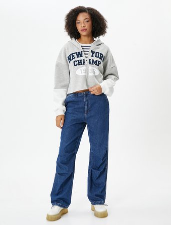 Şardonlu Uzun Kollu Baskılı Rahat Kalıp Crop Fermuarlı Kapüşonlu Sweatshirt