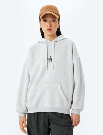 Üç İplik Şardonlu Uzun Kollu Kapüşonlu Cep Detaylı Arkası Nakışlı Sweatshirt